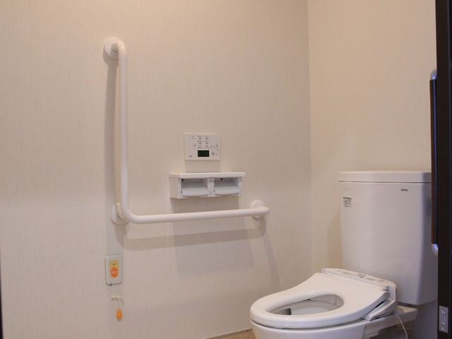 バリアフリートイレ設備 トイレ 安全かつ快適なトイレ環境を整え、利便性を考慮した設計です。手すり付きで、安心してお使いいただけます。