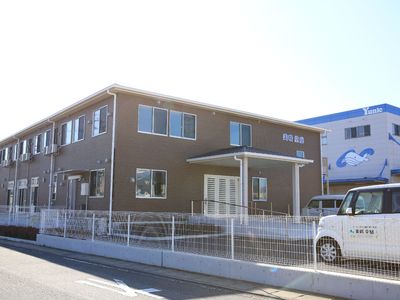 茶色の建物の外観