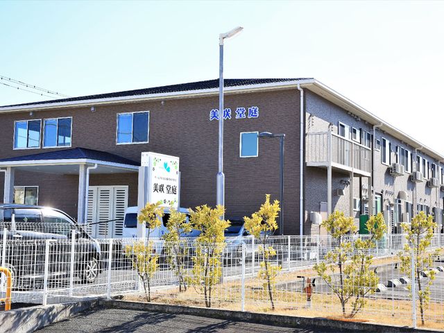 清潔感のある施設外観 外観 静かな環境に包まれたモダンな建物です。明るく開放感のある空間で、スタッフとしての新しいキャリアを築くのに理想的な場所です。