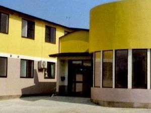 黄色の建物とエントランス