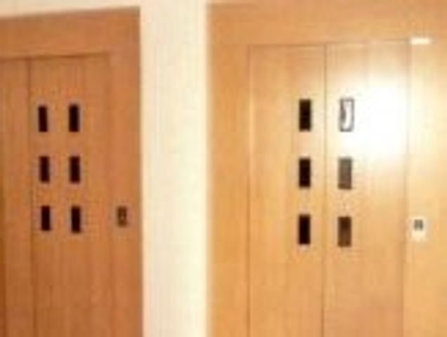 木目調のエレベーター扉 エレベーター ゆったりとした木目調のエレベーターは使いやすさを考えた設計です。明るく清潔感のある移動空間をご提供します。