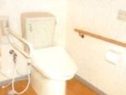 手すり付きのトイレスペース