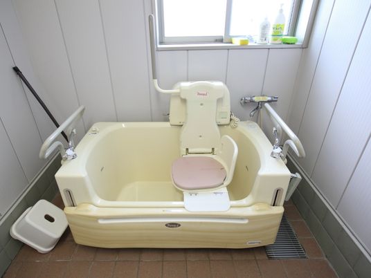 バリアフリー設計の浴室