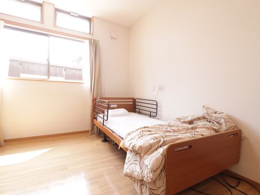 入居者それぞれに割り当てられる居室の様子。ベッドは転落防止用のフェンスが付いた介護用の物が選ばれている。