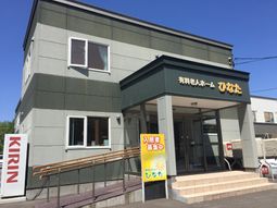 緑色の建物のエントランス