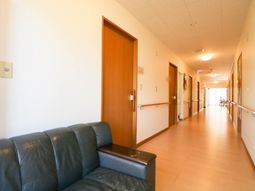 明るい通路とソファ