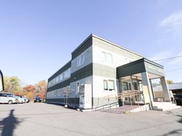 明るい日差しのエントランス