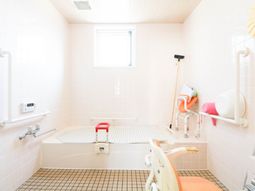 明るく清潔な浴室