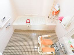 明るい浴室の設備