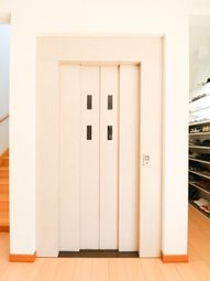 明るいエレベーターの扉