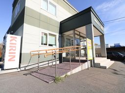 明るいエントランス外観