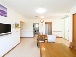 明るいラウンジスペース