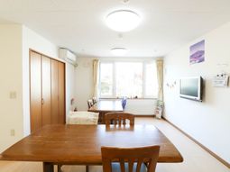 明るい居室の一角