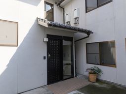 明るい入口の外観