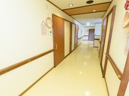 明るい廊下の風景
