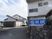 白い建物のエントランス