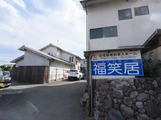 白い建物のエントランス
