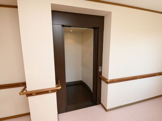 明るい廊下の入口