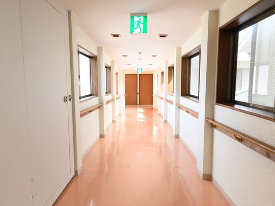 明るく清潔な廊下