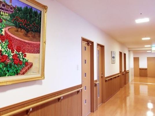 清潔な廊下とアート作品