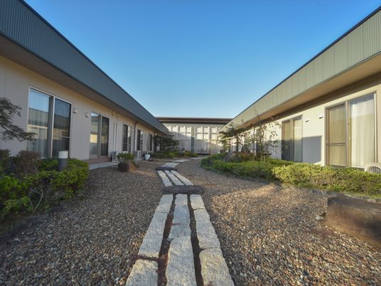 庭付きの一階建て施設