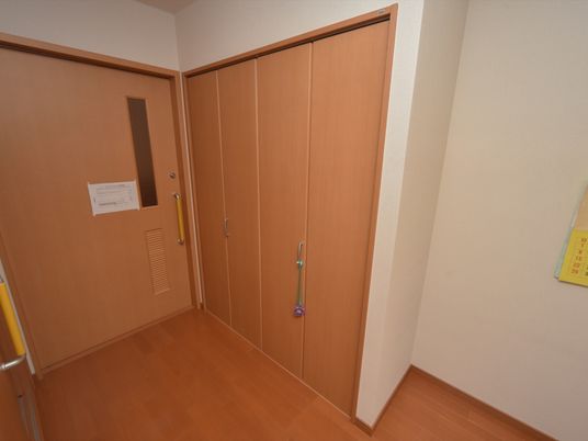 木目調の美しい廊下の扉