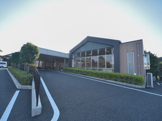 施設の外観と駐車場