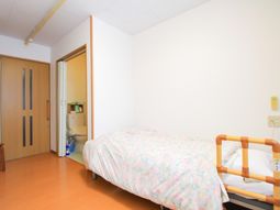 居室のベッドと扉