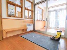 明るいエントランスの様子