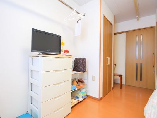 居室内のテレビと家具