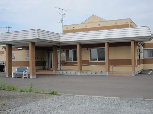 明るい外観の建物エントランス