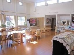 高天井の明るい食堂