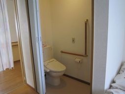 手すり付き清潔なトイレ