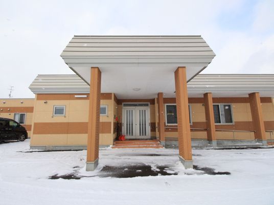 雪をかぶった建物の入り口