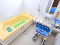 明るい浴室設備