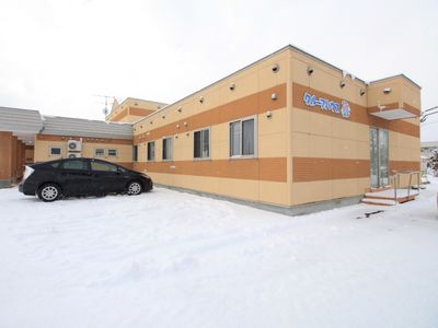 雪景色の建物外観