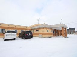 雪景色のある建物エントランス