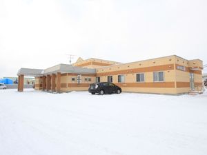 雪に覆われた施設外観