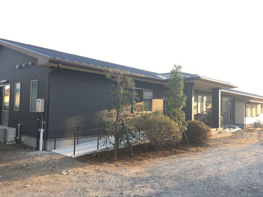 モダンな外観の建物