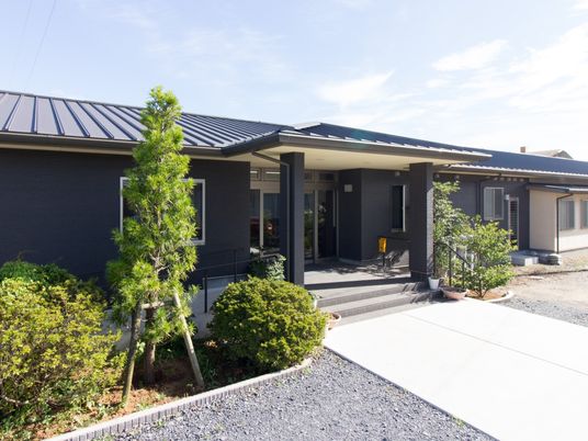 明るい外観の建物入口