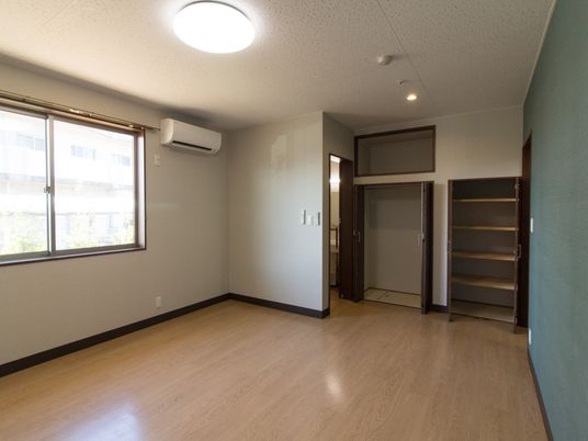広々した明るい居室