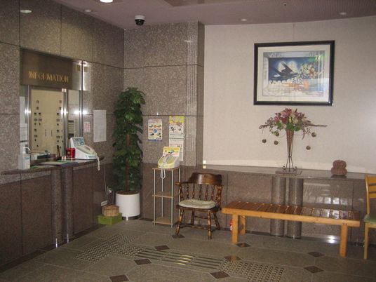 受付カウンターと待合い席