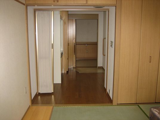 居室の入口と内部