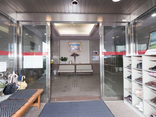 エントランスの入口と玄関