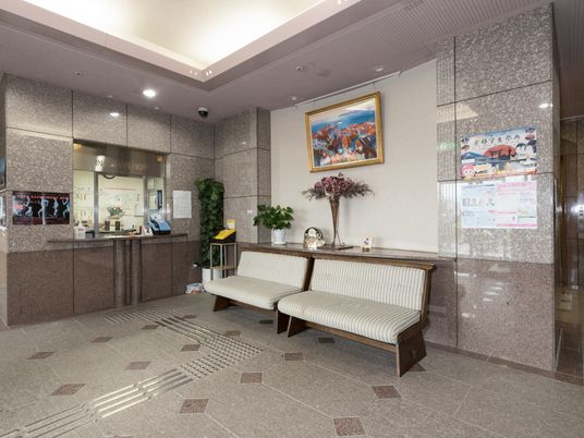 きれいな施設のロビー