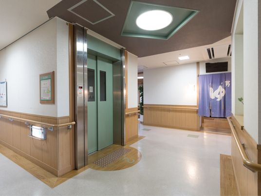 廊下とエレベーターの一角