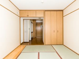 落ち着いた色調の和室
