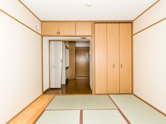 落ち着いた色調の和室