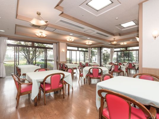 明るいダイニングの空間