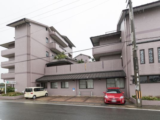 多階層の建物外観